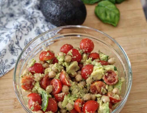 Insalatone con avocado, pomodorini, ceci e basilico