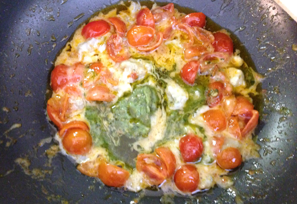 Pasta con pomodori, pesto e gorgonzola