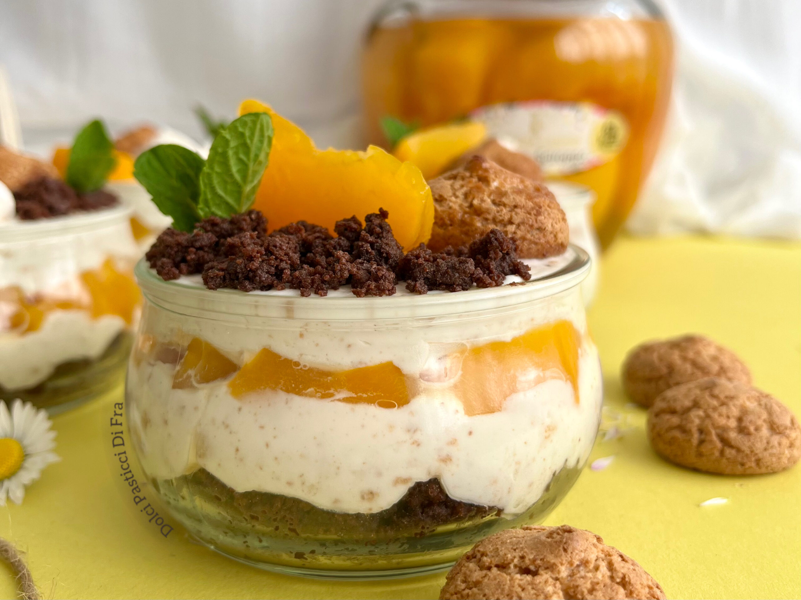 dolce al cucchiaio con pesche e yogurt