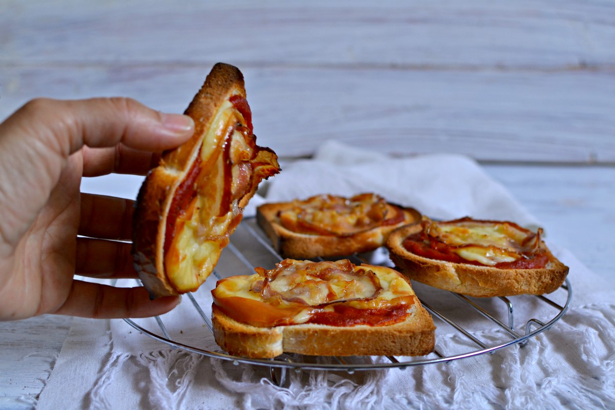 Panini di pan carrè al pomodoro e pancetta