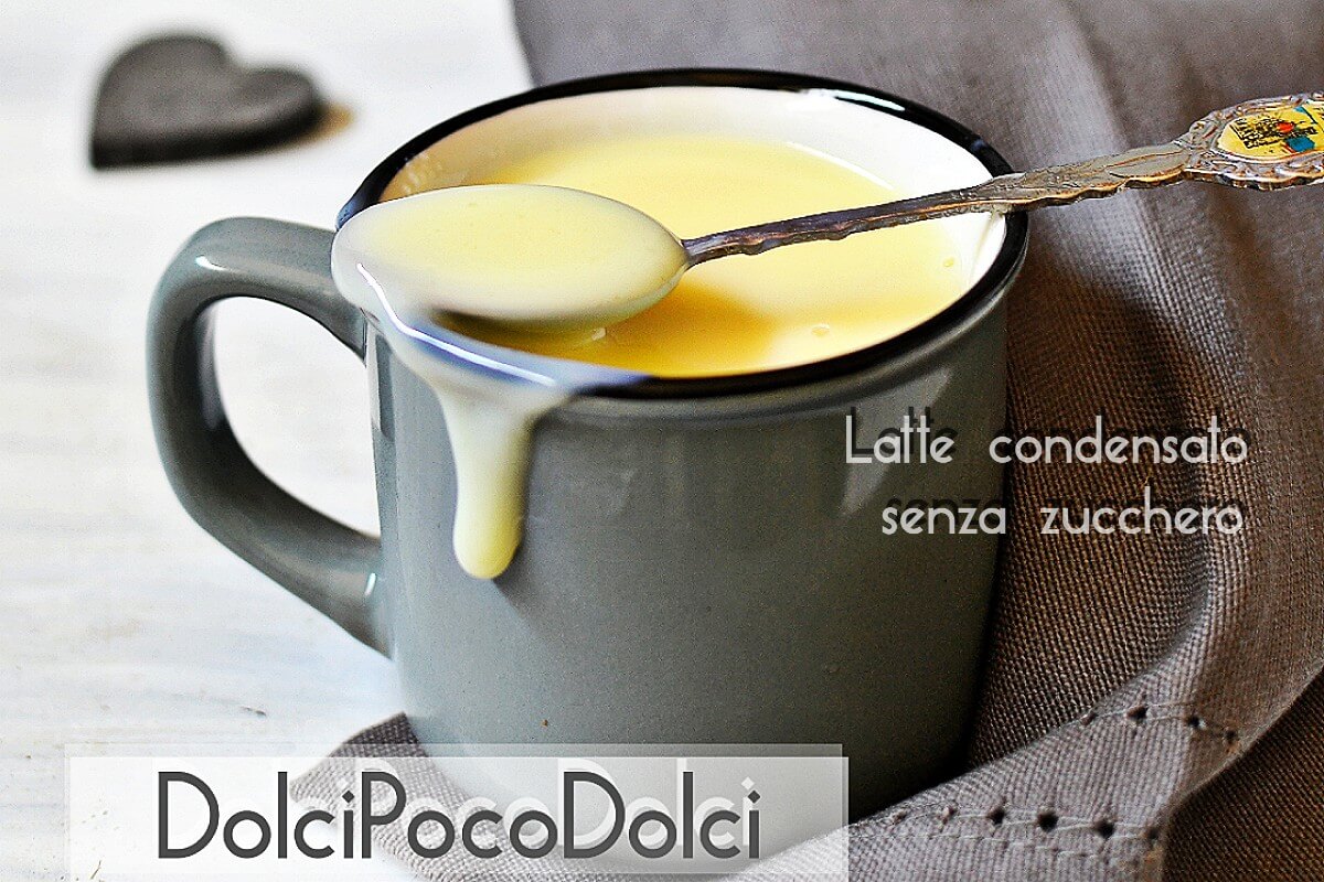 Latte condensato senza zucchero servito in tazza grigia con sfondo chiaro e bottiglia visibile