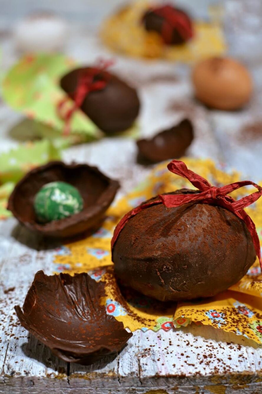 Ovetti di cioccolato fatti in casa con sorpresa visibile e nastro rosso