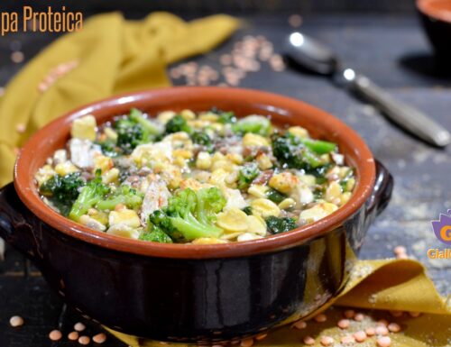 Zuppa proteica di legumi cicerchie e lenticchie con broccoli e spinaci