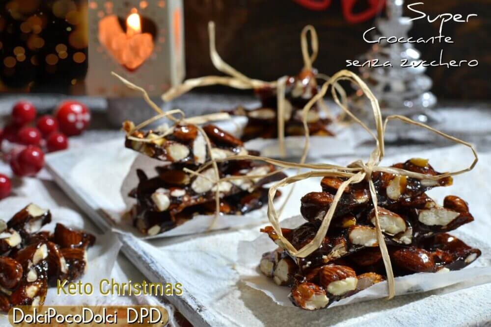Super Croccante di mandorle senza zucchero: dolce croccante fatto in casa, vista orizzontale con più pezzi legati con spago naturale.