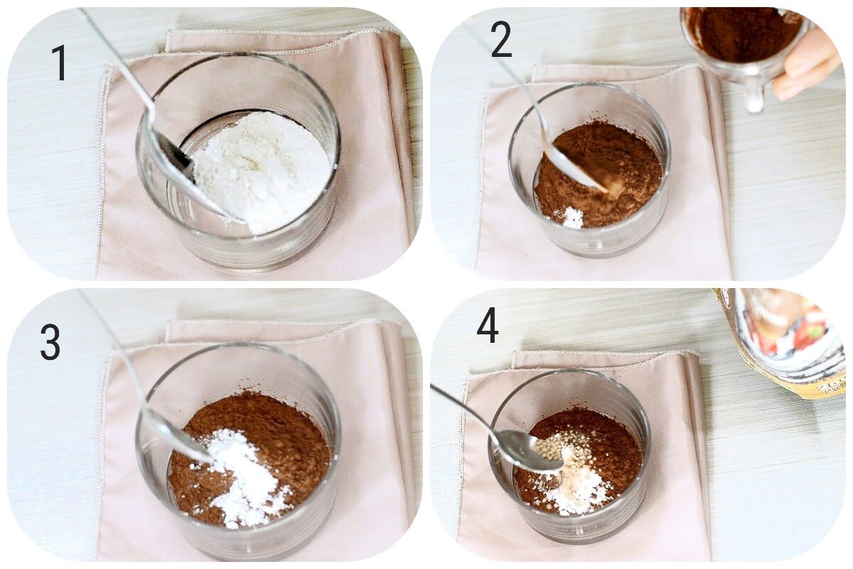 Preparazione della Mug Cake Senza Uovo con farina di riso, cacao, lievito e dolcificante.