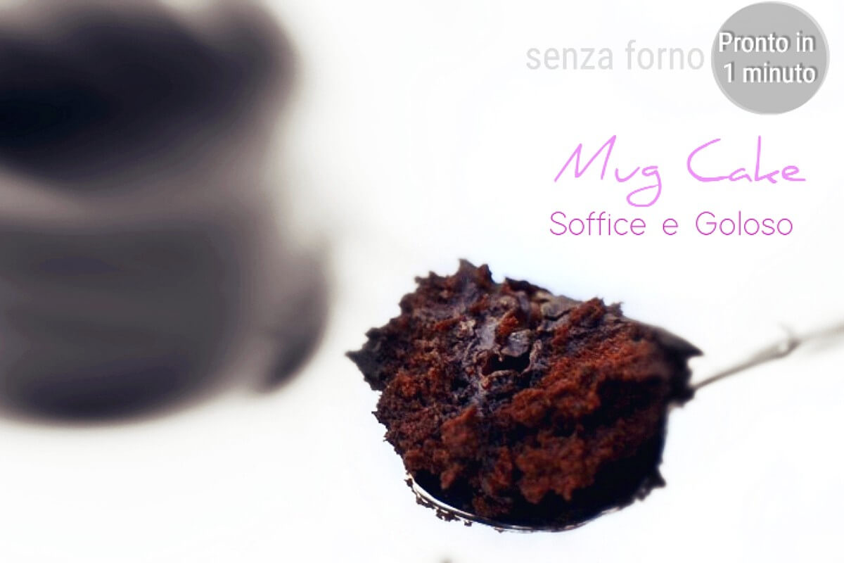 Assaggio della Mug Cake Senza Uovo appena cotta