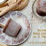 Gelato stecco senza zucchero con yogurt presentato su tavolo bianco con elementi naturali