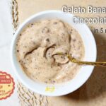 Gelato Banana e Cioccolato presentato in stile rustico con sfondo naturale e coppetta gialla