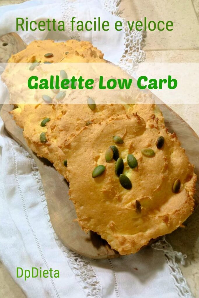 Gallette senza farina in 5 minuti su tagliere rustico, guarnite con semi di zucca