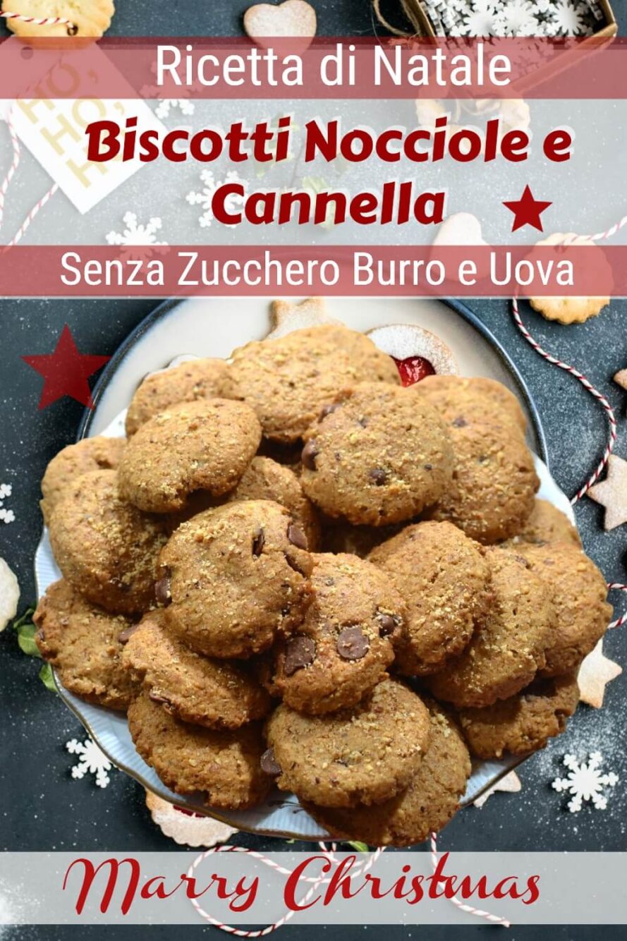 Biscotti natalizi alle nocciole e cannella Dolcipocodolci con scritta festiva e decorazioni natalizie colorate