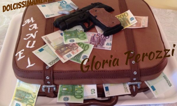 Torta valigia denaro banconote pistola in pasta di zucchero