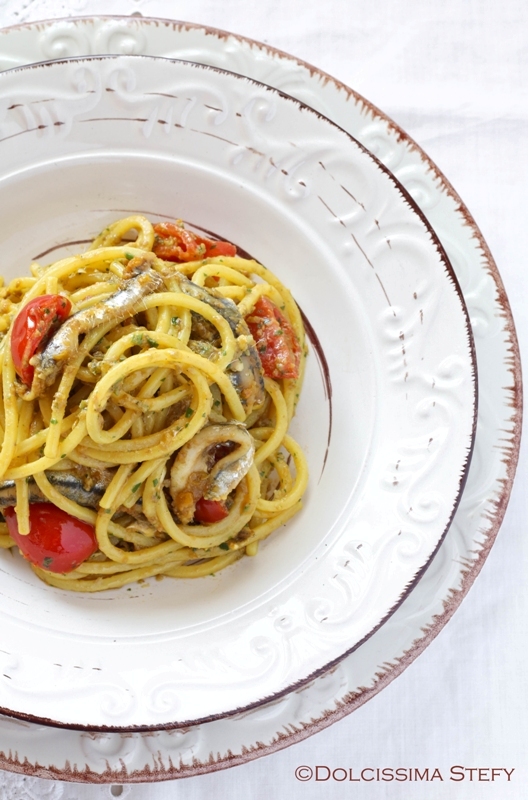 Spaghetti con Alici, Zafferano e Patè di olive