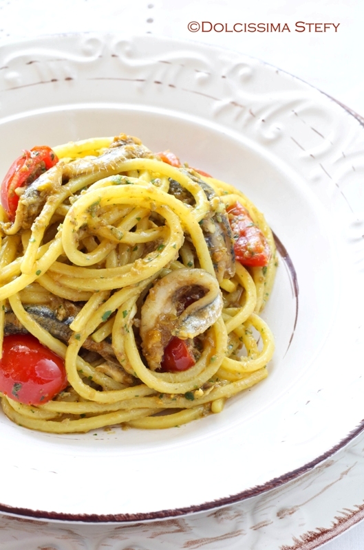 Spaghetti con Alici, Zafferano e Patè di olive