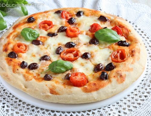 Pizza con Olive Taggiasche, Pomodorini e Mozzarella