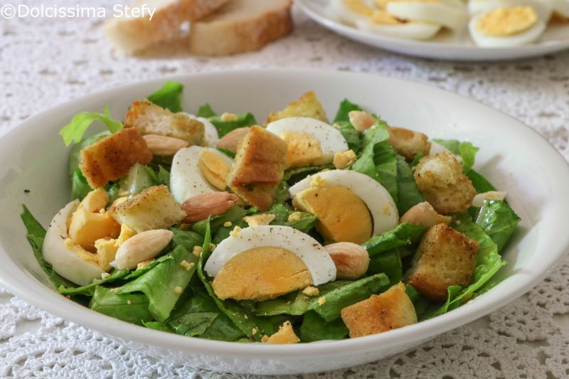 Insalata con uova, pane croccante e mandorle