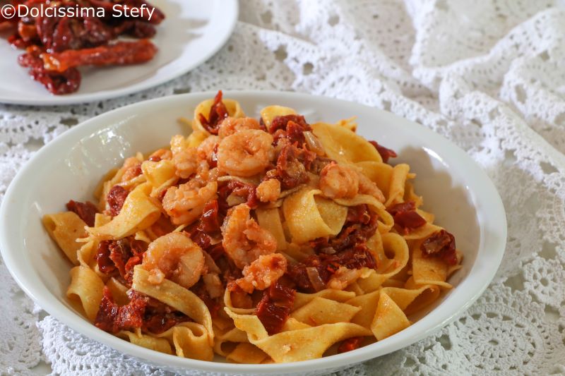 Tagliatelle con gamberi e pomodori secchi