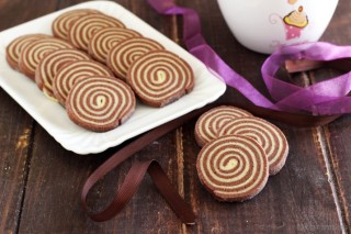 Biscottini bianchi e neri a spirale o biscotti girella Dulcisss in forno by Leyla