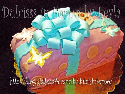 Un dolce regalo, torta decorata in PDZ a forma di pacchetto regalo