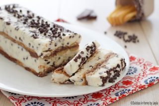 Semifreddo panna cioccolato Dulcisss in forno by Leyla Semifreddo panna cioccolato, ricetta estiva meringa italiana meringa all'italiana semifreddo Luca Montersino ricetta dolce ricetta fresca ricetta golosa ricetta veloce pavesini gocce cioccolato ricetta fredda Dulcisss in forno by Leyla