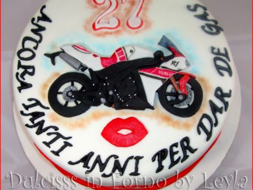 Moto cake Yamaha R1 decorata in pasta di zucchero