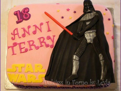 Darth Vader Cake in pasta di zucchero: torna Star Wars