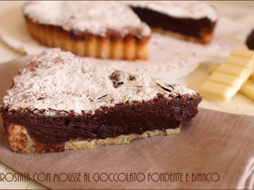 Crostata con mousse al cioccolato fondente e bianco