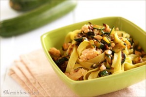 tagliatelle al salmone e zucchine tagliatelle al salomone affumicato tagliatelle alle zucchine e salmone pasta al salmone e zucchine pasta alle zucchine e salmone tagliatelle con zucchine e salmone tagliatelle agli zucchini tagliatelle con verdure e pesce pasta con salmone affumicato e zucchine pasta alle zucchine e salmone affumicato pasta con le verdure pasta leggera primo piatto leggero ricetta facile ricetta semplice ricetta economica ricetta leggera pasta semplice pasta veloce ricetta con le verdure pasta con il pesce primo piatto con le verdure primo piatto con zucchine ricette con le zucchine ricette con il pesce ricette con salmone tagliatelle al salmone e zucchine Dulcisss in forno by Leyla primi leyla