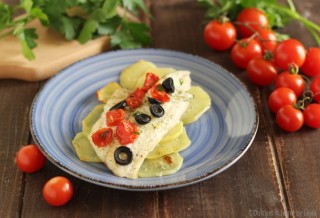 Filetto di merluzzo al forno con patate pomodorini e olive ...