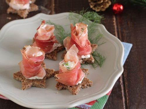 Tartine con speck e mousse di formaggio alle erbe, a forma di stella