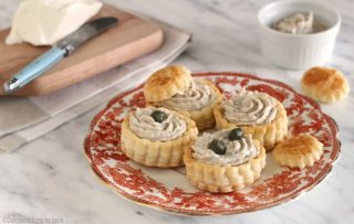 Vol au vent con mousse di tonno leggera Vol au vent con mousse al tonno leggeravol au vent di tonno vol au vent con mousse di tonno veloce vol au vent con crema di tonno veloce vol au vent con tonno vol au vent a forma di stella di tonno vol au vent di natale Come fare i vol au vent di pasta sfoglia come fare i vol au vent a stella vol au vent farciti di tonno Dulcisss in forno by Leyla ricette Leyla antipasti, antipasti freddi, antipasti natalizi, antipasti di natale, finger food, finger food ricette, ricetta, ricetta facile, ricetta semplice, ricetta sfiziosa, ricetta veloce, Vol au vent con mousse di tonno giallozafferano Vol au vent con mousse di tonno giallo zafferano Vol au vent con mousse di tonno blog giallozafferano salsa tonnata senza uova, salsa tonnata senza maionese, antipasti natale, antipasti capodanno, antipasti pasqua, buffet, festa di compleanno, stuzzichini, antipasti di pasta sfoglia, rustici, ricette con la pasta sfoglia, rosticceria, tagliabiscotti,