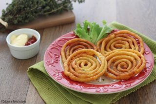 Patate fritte a spirale, golose e scenografiche Dulcisss in forno by Leyla patate fritte a spirale patatine fritte a spirale ricette patate a spirale contorno di patate ricetta facile ricetta semplice ricetta economica ricetta con le patate ricette con le patate ricette con patate ppatate fritte a spirale giallozafferano patate fritte a spirale giallo zafferano patate fritte a spirale blog giallo zafferano patate fritte a spirale 1 uovo purea di patate origano formaggio grattugiato fecola di patate patate a spirale contorno scenografico contorni Dulcisss in forno by Leyla ricette Leyla