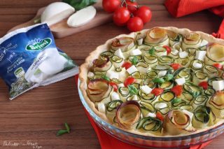 Torta salata con zucchine a roselline, mozzarella e pomodorini ricetta Dulcisss in forno by Leyla