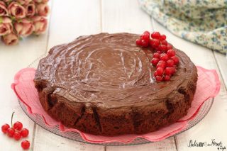 Torta veloce alla nutella semplice e morbida in 5 minuti, senza uova Torta veloce alla nutella semplice e morbida in 5 minuti, senza uova