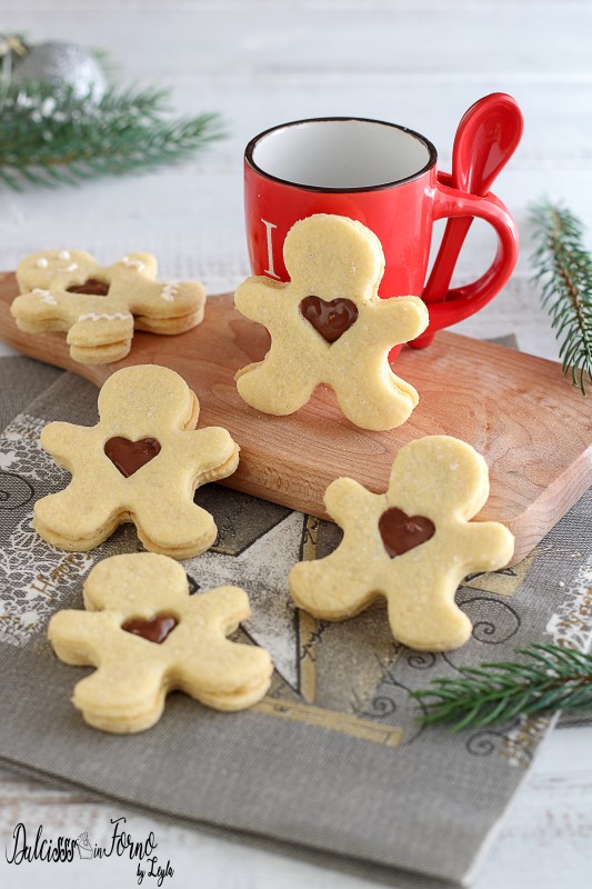 Biscotti natalizi a forma di omino con cuore di Nutella Finti gingerbread alla nutella ricetta Dulcisss in forno by Leyla
