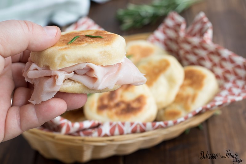 Focaccine farcite Focaccine velocissime in padella con philadelphia senza lievito di birra ricetta Dulcisss in forno by Leyla