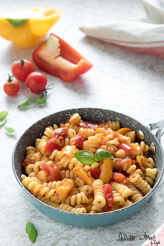 Pasta con sugo ai peperoni rossi e gialli - Pasta peperonata ricetta Dulcisss in forno by Leyla