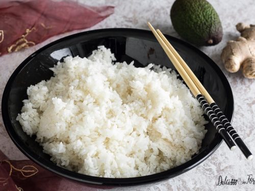 Come cucinare il riso per sushi perfetto e i tipi di sushi fatto in casa