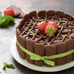 Torta charlotte alla panna e nutella con pavesini al cacao senza cottura