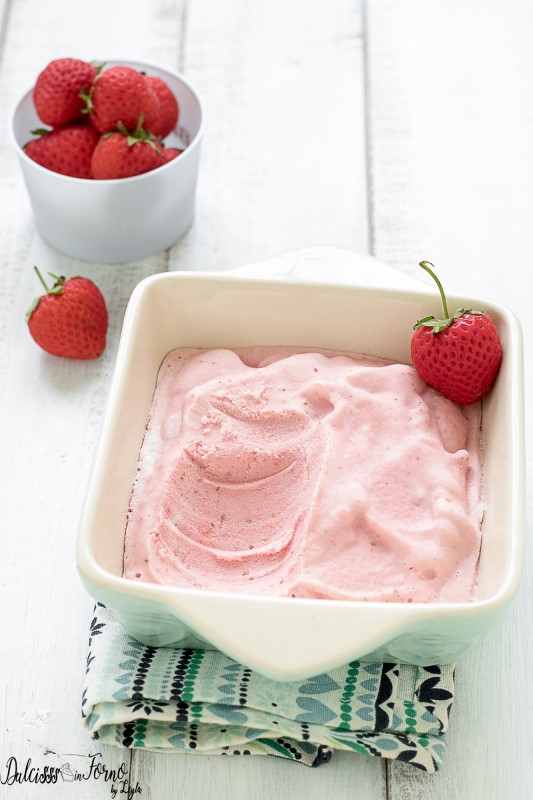 Frozen yogurt alla frutta light e cremoso senza gelatiera: il gelato allo yogurt fatto in casa con solo 3 ingredienti