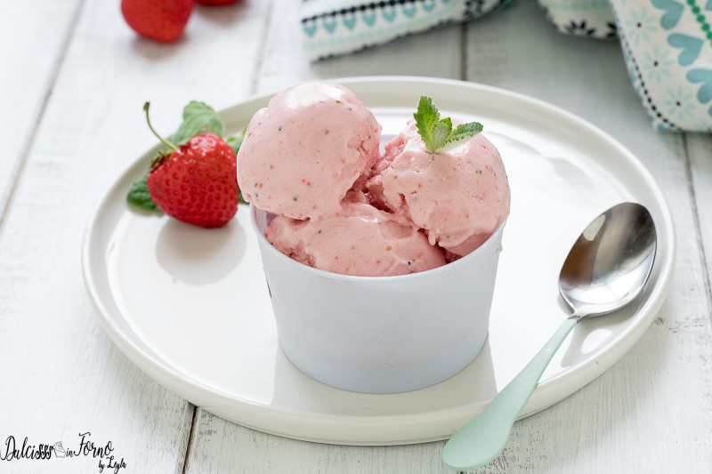 Frozen yogurt alla frutta light e cremoso senza gelatiera: il gelato allo yogurt fatto in casa con solo 3 ingredienti