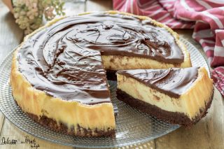 Brownies cheesecake – Torta philadelphia e cioccolato – Cheesecake classica cotta al forno – Torta Cheesecake con base di brownie