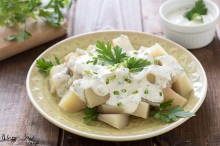 Insalata di patate con salsa allo yogurt ed erba cipollina - Insalata di patate bollite - Insalata di patate con yogurt