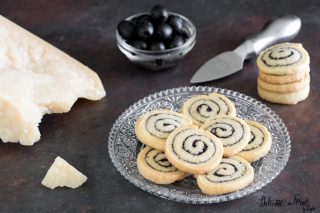 Biscottini salati al Grana e olive a spirale