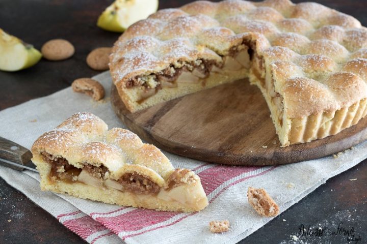 Crostata di mele e amaretti con marmellata di albicocche o ...