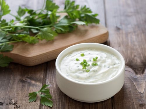 Salsa allo yogurt greco per insalate, carne e pesce