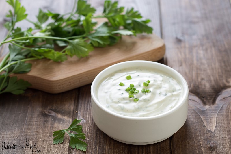 Salsa allo yogurt greco per insalate pesce e carne