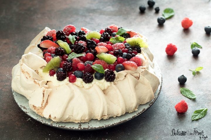 Torta Pavlova ricetta originale e classica torta meringata facile alla frutta