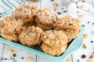 Biscotti con corn flakes e cioccolato con uvetta