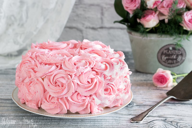 Torta decorata con rose di panna, ricetta dolce di compleanno furbo
