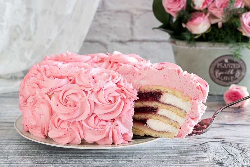 Torta decorata con panna con rose